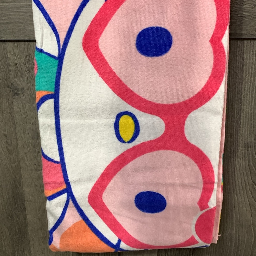 New Hello Kitty In Heart Sunglasses Large 28" x 58" Pink Beach Towel With Tag - Picture 3 of 4